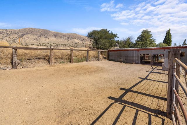 10403 Matney Way, Klamath Falls, OR 97603