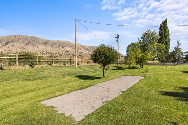 10403 Matney Way, Klamath Falls, OR 97603