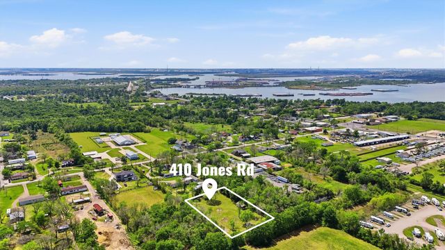 410 Jones Road, Highlands, TX 77562