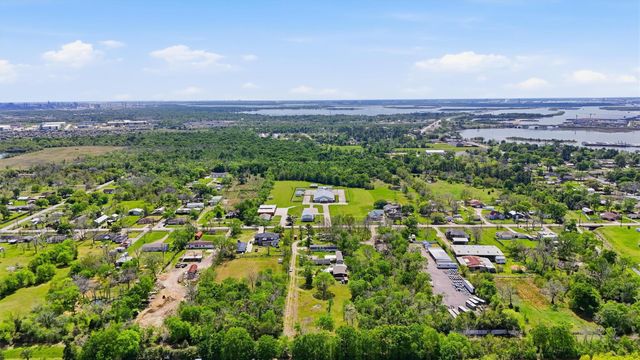 410 Jones Road, Highlands, TX 77562