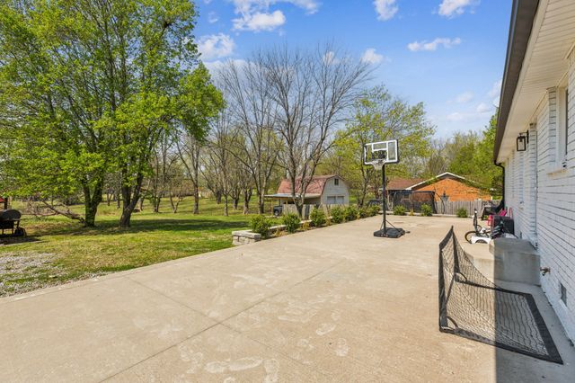 843 N Palmers Chapel Rd, White House, TN 37188