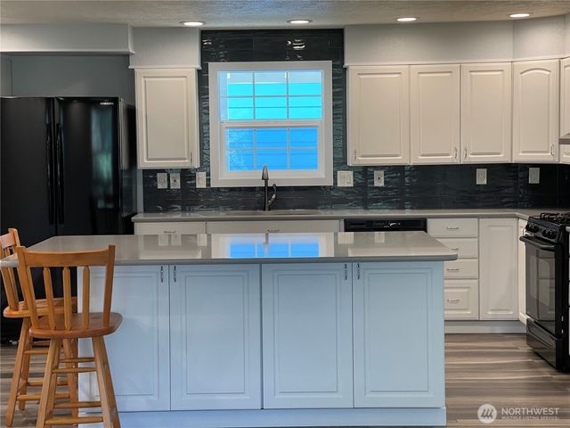 653 Sunset Avenue NE, Ocean Shores, WA 98569