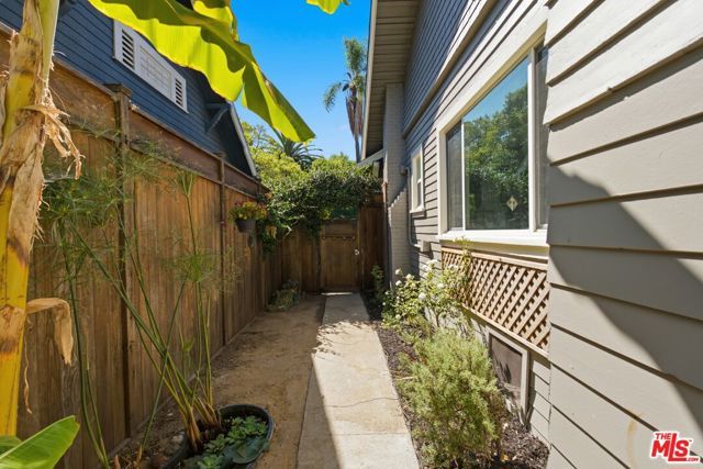 2640 S Hobart Boulevard, Los Angeles, CA 90018