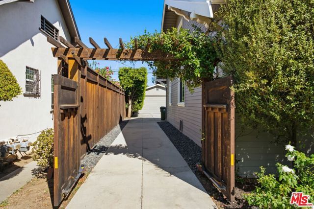 2640 S Hobart Boulevard, Los Angeles, CA 90018