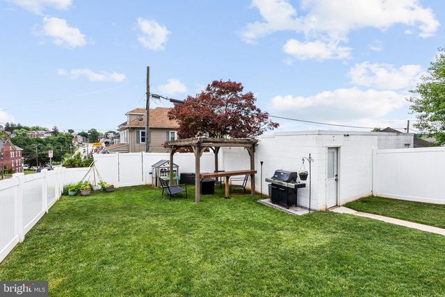 200 W HIGH ST, Red Lion, PA 17356