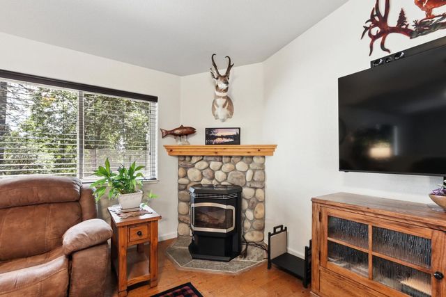 20155 Redwood Dr, Foresthill, CA 95631