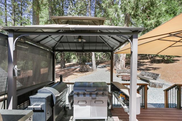 20155 Redwood Dr, Foresthill, CA 95631