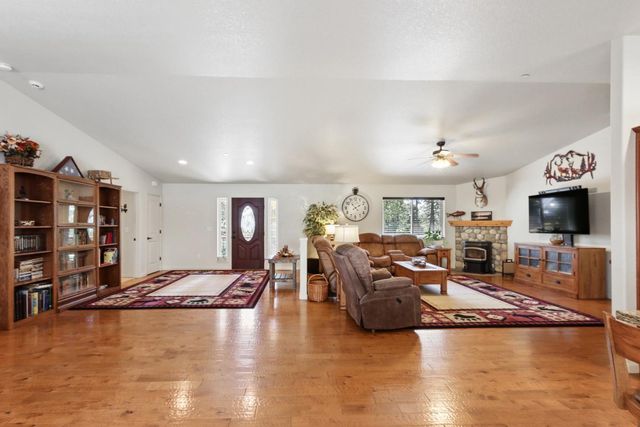 20155 Redwood Dr, Foresthill, CA 95631