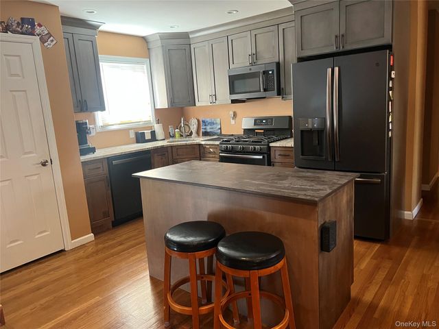 827 Bermuda Road, West Babylon, NY 11704