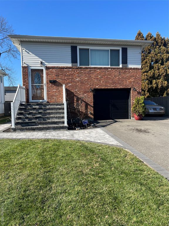 827 Bermuda Road, West Babylon, NY 11704