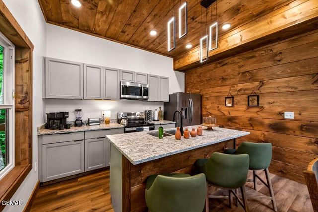 615 Country Oaks Drive, Pigeon Forge, TN 37863