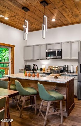 615 Country Oaks Drive, Pigeon Forge, TN 37863