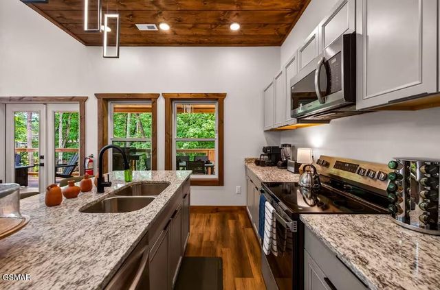 615 Country Oaks Drive, Pigeon Forge, TN 37863