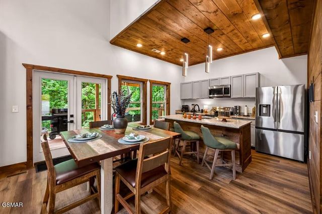615 Country Oaks Drive, Pigeon Forge, TN 37863