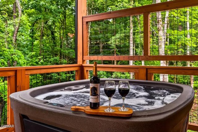 615 Country Oaks Drive, Pigeon Forge, TN 37863