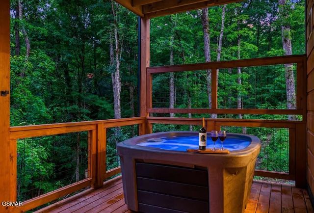 615 Country Oaks Drive, Pigeon Forge, TN 37863