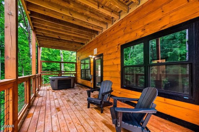 615 Country Oaks Drive, Pigeon Forge, TN 37863