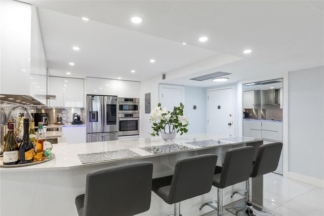 2500 Parkview Dr 1121, Hallandale Beach, FL 33009