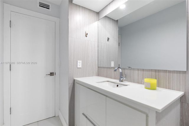 2500 Parkview Dr 1121, Hallandale Beach, FL 33009