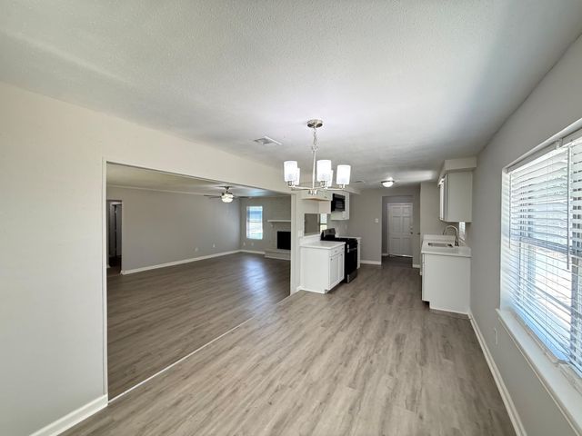 123 Lone Oak Drive, Highlands, TX 77562