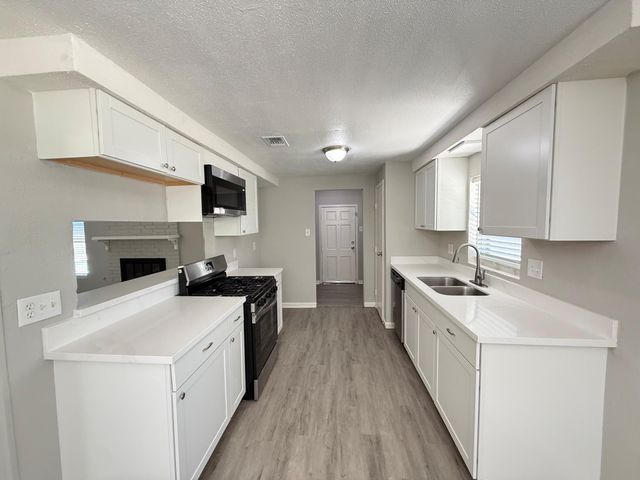 123 Lone Oak Drive, Highlands, TX 77562