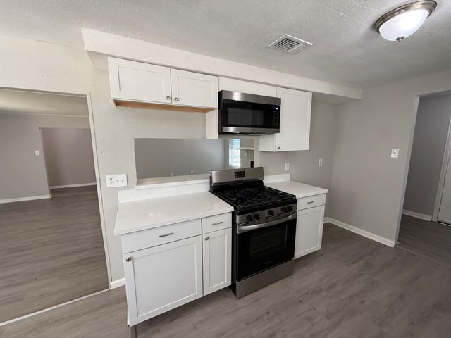 123 Lone Oak Drive, Highlands, TX 77562