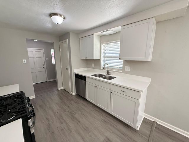 123 Lone Oak Drive, Highlands, TX 77562