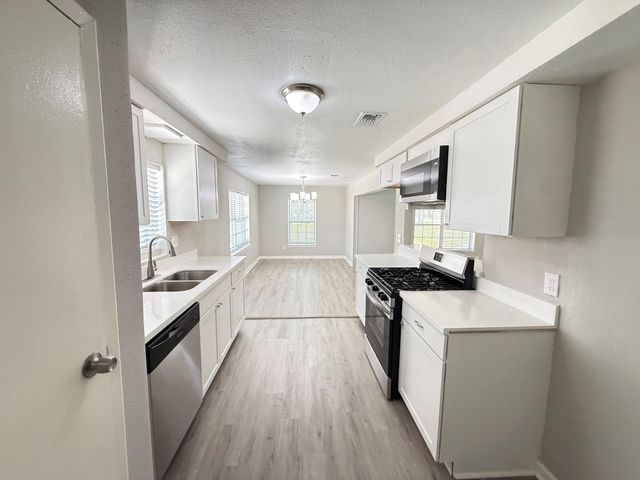 123 Lone Oak Drive, Highlands, TX 77562