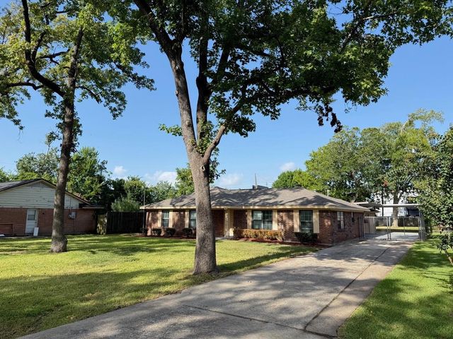 123 Lone Oak Drive, Highlands, TX 77562