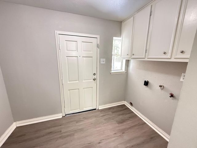 123 Lone Oak Drive, Highlands, TX 77562