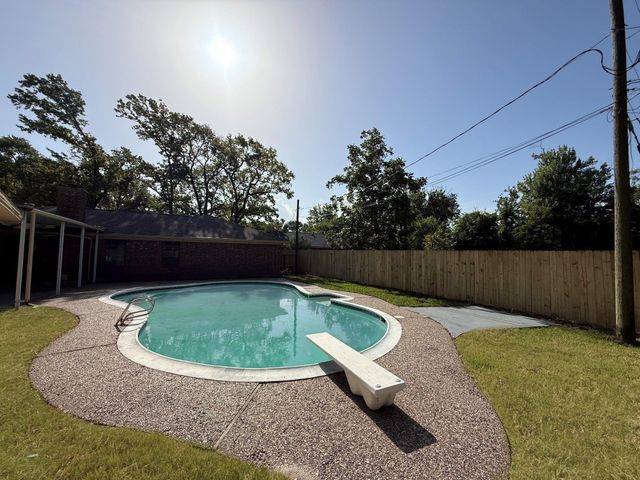 123 Lone Oak Drive, Highlands, TX 77562