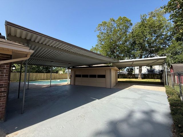 123 Lone Oak Drive, Highlands, TX 77562