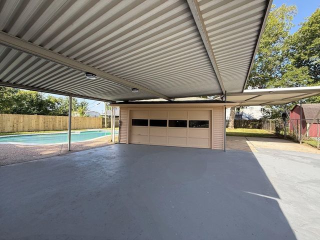 123 Lone Oak Drive, Highlands, TX 77562