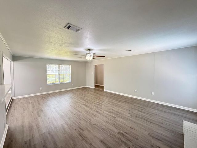 123 Lone Oak Drive, Highlands, TX 77562