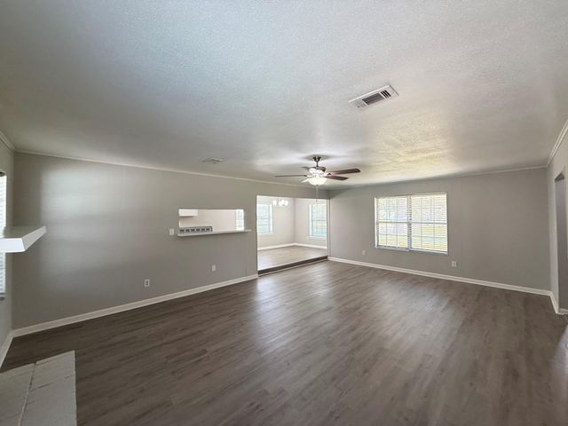 123 Lone Oak Drive, Highlands, TX 77562