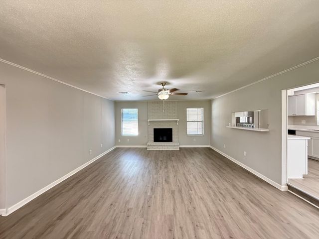 123 Lone Oak Drive, Highlands, TX 77562