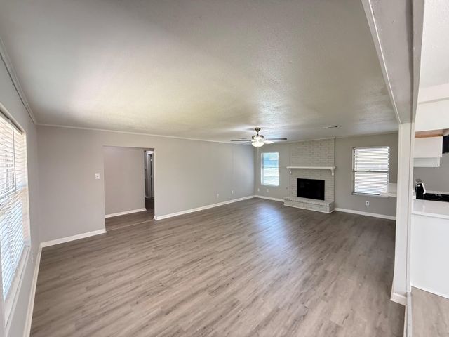 123 Lone Oak Drive, Highlands, TX 77562