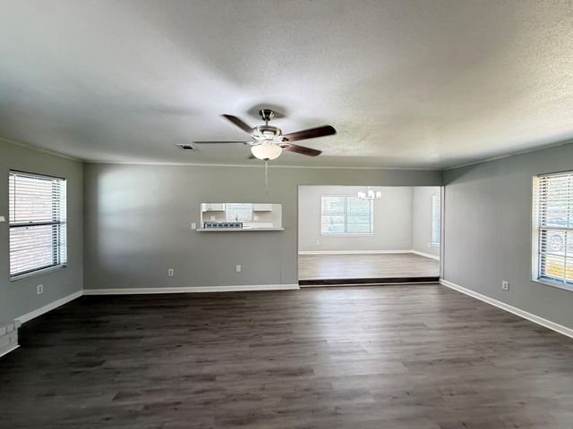 123 Lone Oak Drive, Highlands, TX 77562