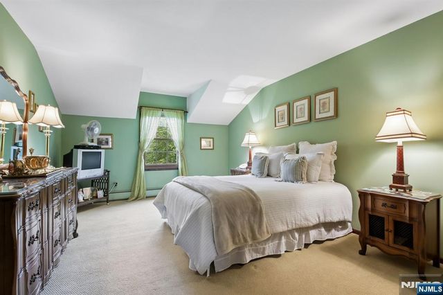 15 Bourbon Street, Wayne, NJ 07470