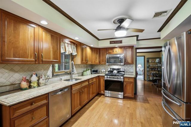 15 Bourbon Street, Wayne, NJ 07470