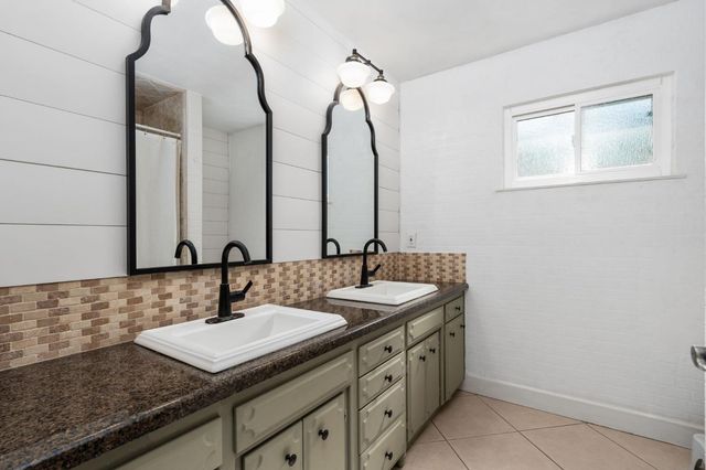 1324 W Fremont Avenue, Fresno, CA 93711