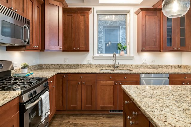 1523 W Thomas Street 1, Chicago, IL 60642