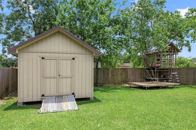 612 Hartman Drive, Baytown, TX 77521