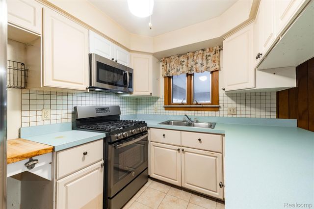 5035 Hillcrest Court, Trenton, MI 48183