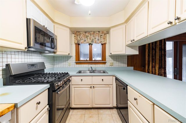 5035 Hillcrest Court, Trenton, MI 48183