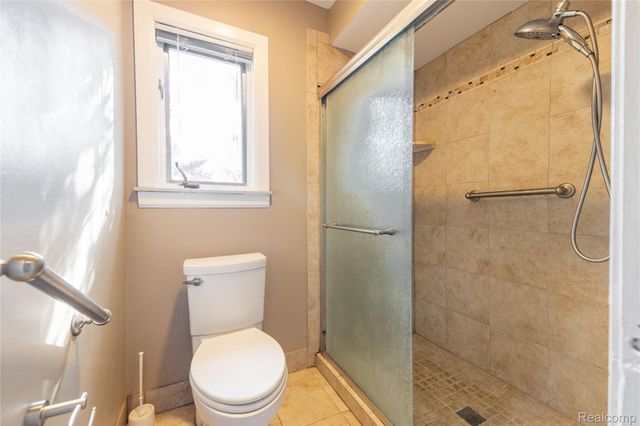 5035 Hillcrest Court, Trenton, MI 48183