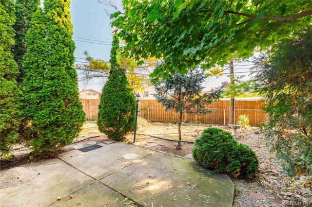 5035 Hillcrest Court, Trenton, MI 48183