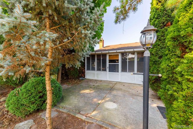 5035 Hillcrest Court, Trenton, MI 48183