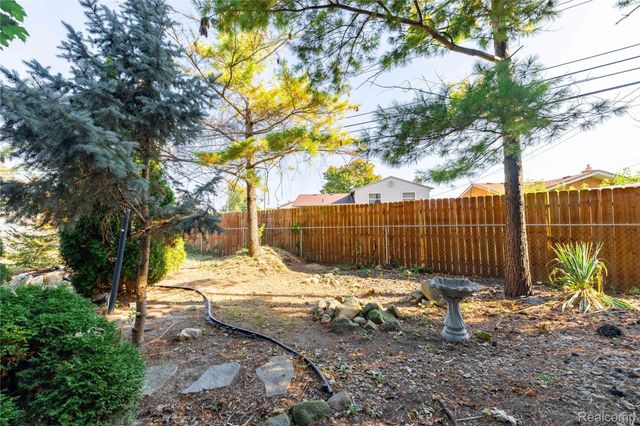 5035 Hillcrest Court, Trenton, MI 48183