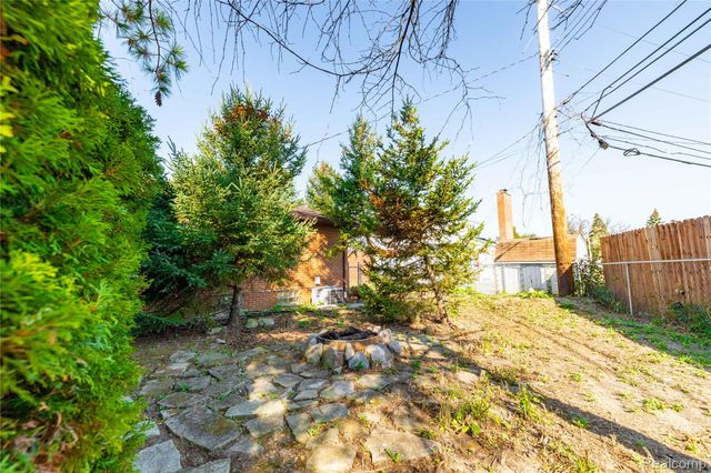 5035 Hillcrest Court, Trenton, MI 48183